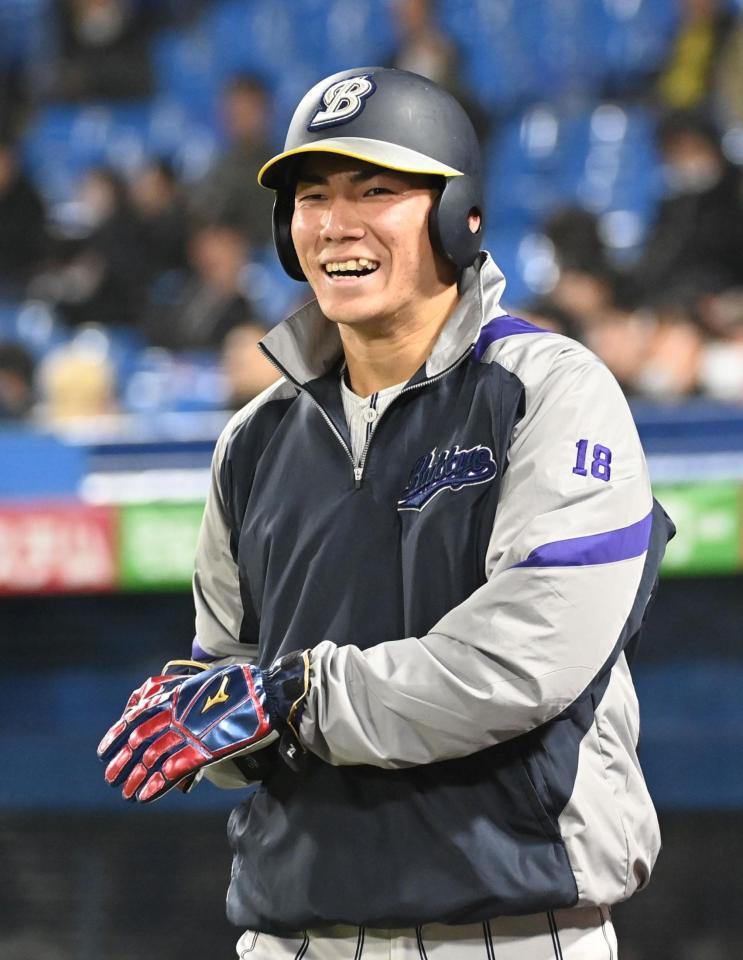 　６回、牧戸結右越え２点的三塁打で生還し笑顔を見せる仏教大・赤木晴哉（撮影・持木克友）