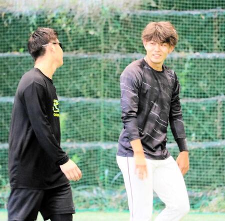 　屋内練習場で走り込みを行う辻（右）