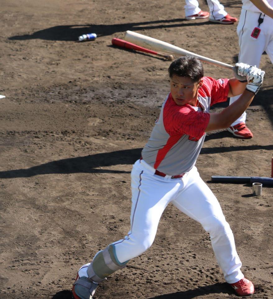 　ティー打撃で汗を流す田村