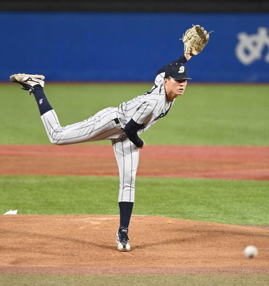 　力投する仏教大・赤木（撮影・持木克友）