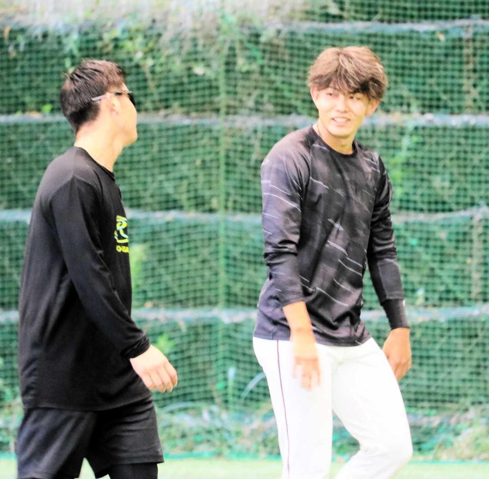 　屋内練習場で走り込みを行う辻（右）