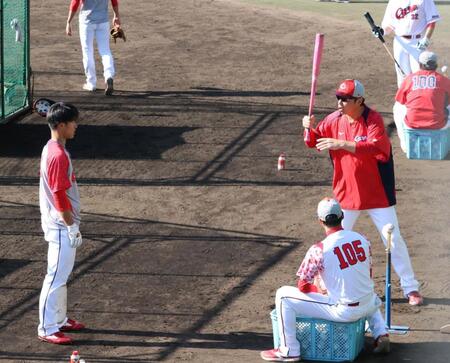 　二俣（左）に直接指導する新井監督（右）