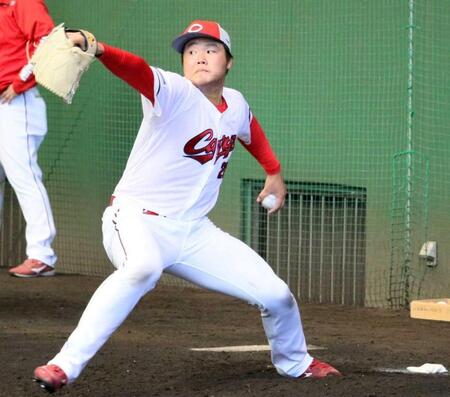 　ブルペン投球を行う高