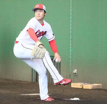 　ブルペン投球を行う高