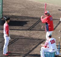 　二俣（左）に直接指導する新井監督（右）