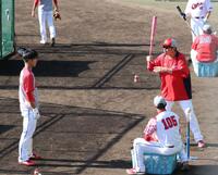 　二俣（左）に直接指導する新井監督（右）