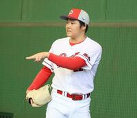 　ブルペン投球を行う高