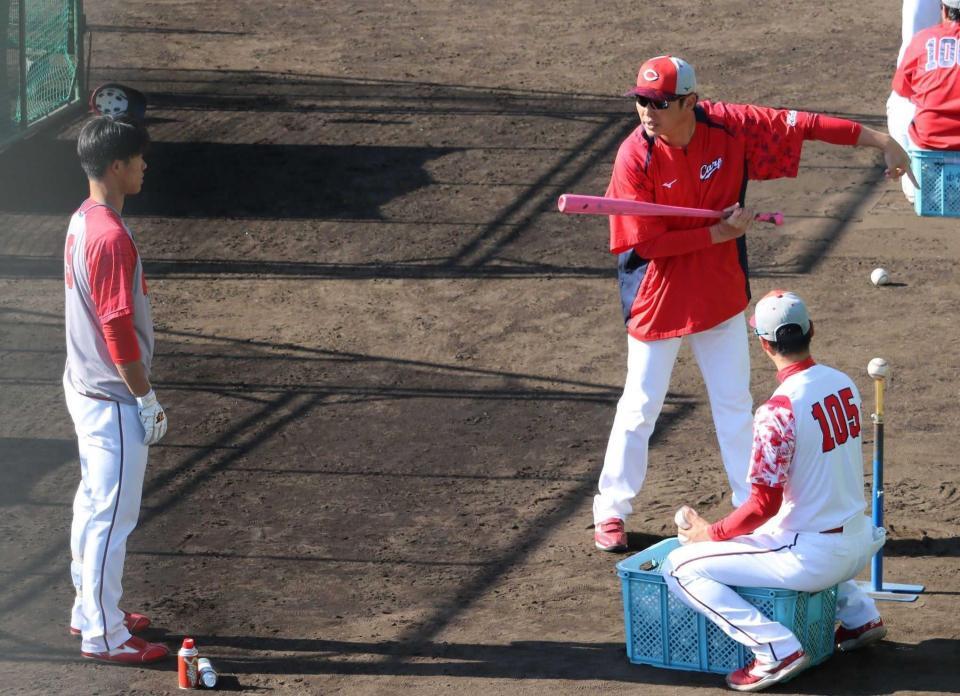 　二俣（左）に直接指導する新井監督