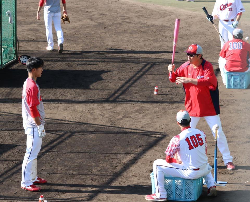 　二俣（左）に直接指導する新井監督（右）