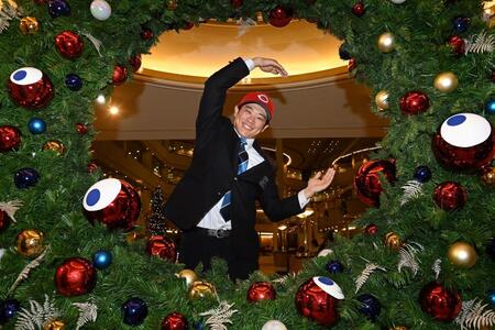 　仮契約を終え、笑顔でＣポーズをする近大・勝田成（撮影・西田忠信）