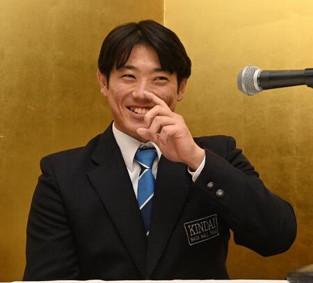 　仮契約を終え、笑顔で取材に応じる近大・勝田成（撮影・西田忠信）