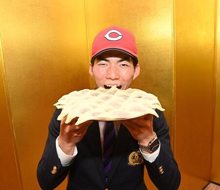 　京都名物の生八ツ橋を手に笑顔の仏教大・赤木晴哉（撮影・西田忠信）