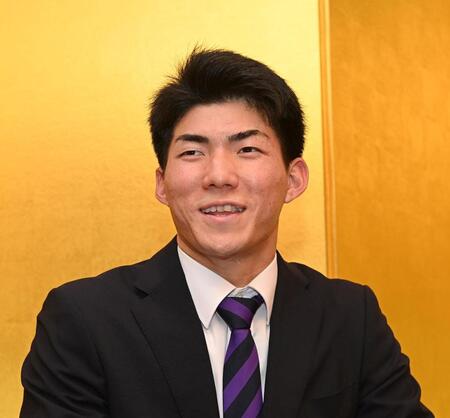 　仮契約を終え、記者の質問に答える仏教大・赤木晴哉（撮影・西田忠信）