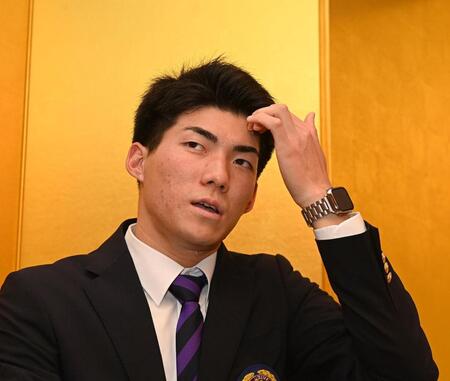 　仮契約を終え、記者の質問に答える仏教大・赤木晴哉（撮影・西田忠信）