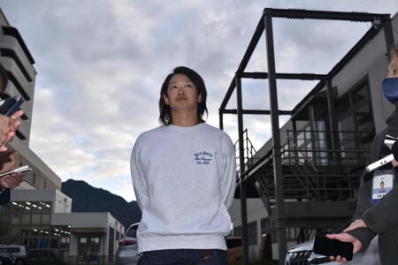 　契約を更改し、囲み取材に応じる鈴木