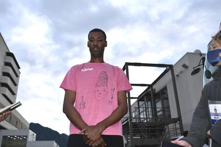 　契約を更改し囲み取材に応じるアドゥワ