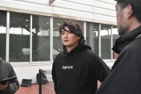 　契約を更改し、囲み取材に応じる大道