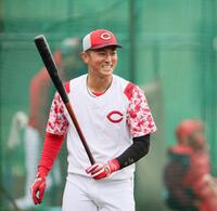 　ロングティーで、笑顔を見せる佐々木（撮影・市尻達拡）