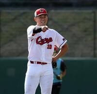 　ノックで笑顔を見せる佐々木（撮影・市尻達拡）