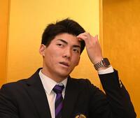 　仮契約を終え、記者の質問に答える仏教大・赤木晴哉（撮影・西田忠信）