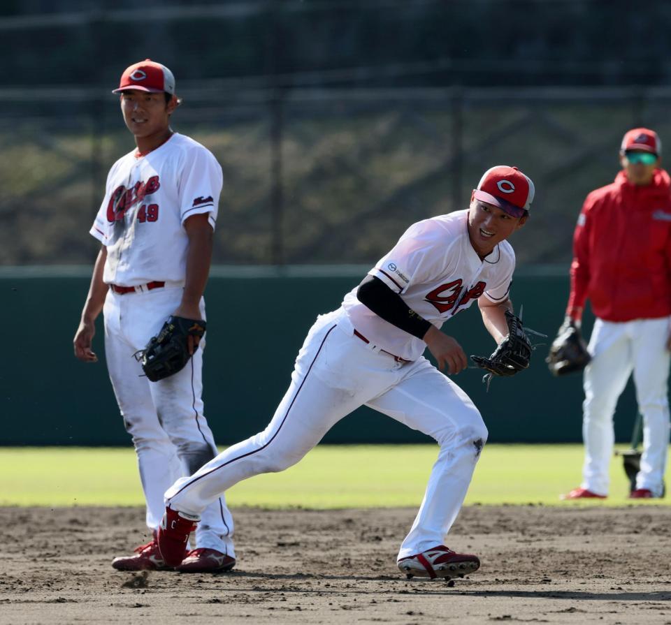 　渡辺（左）と並んでノックを受ける佐々木（撮影・市尻達拡）