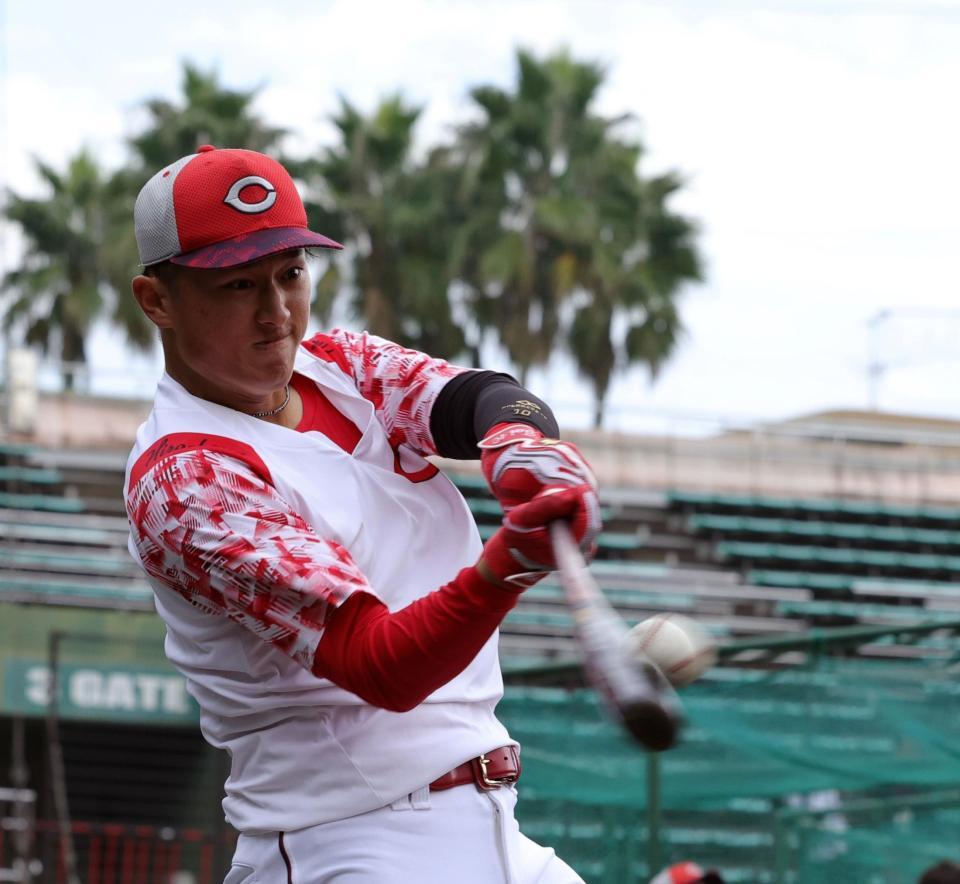 　鋭いまなざしでロングティーをする佐々木（撮影・市尻達拡）