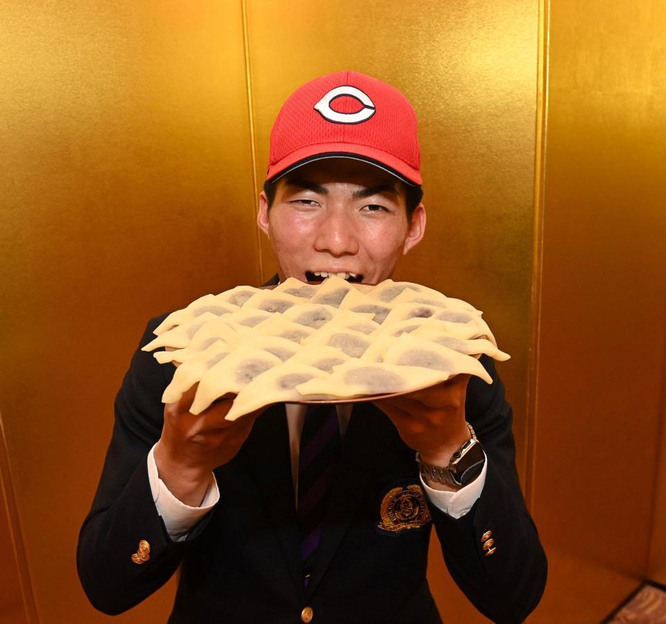 　京都名物の生八ツ橋を手に笑顔の仏教大・赤木晴哉（撮影・西田忠信）