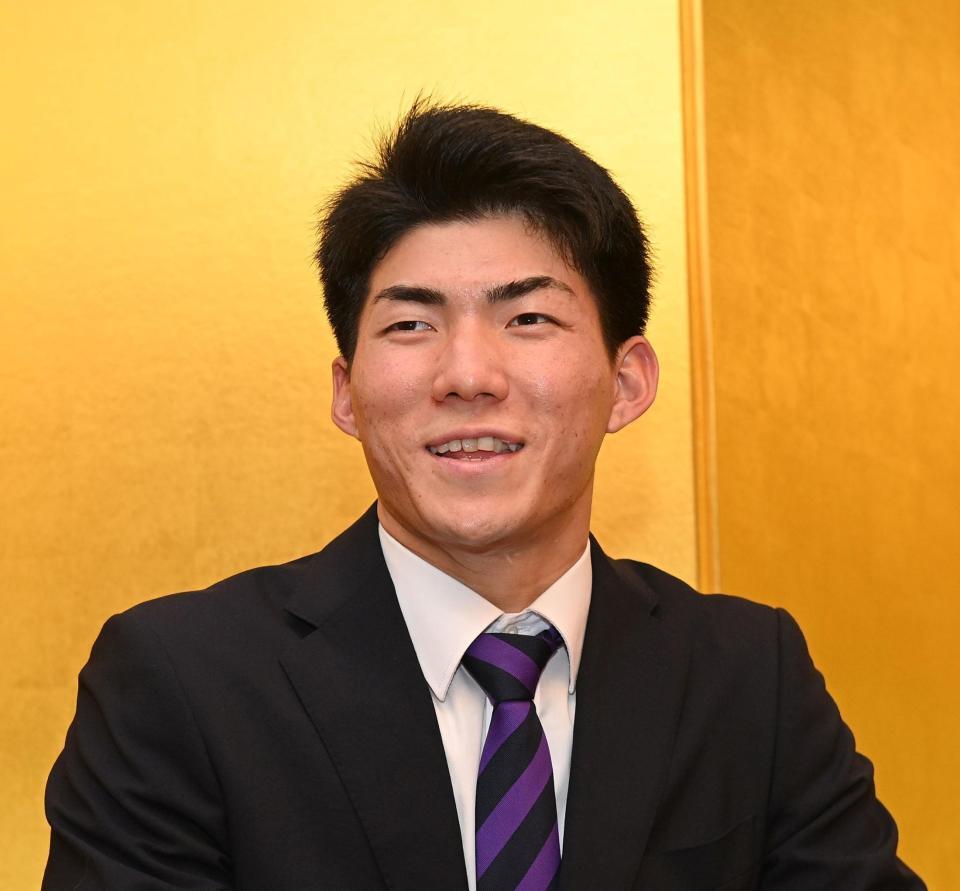 　仮契約を終え、記者の質問に答える仏教大・赤木晴哉（撮影・西田忠信）