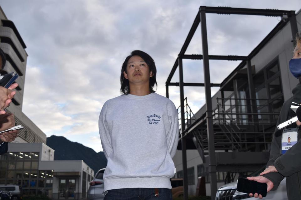 　契約を更改し、囲み取材に応じる鈴木