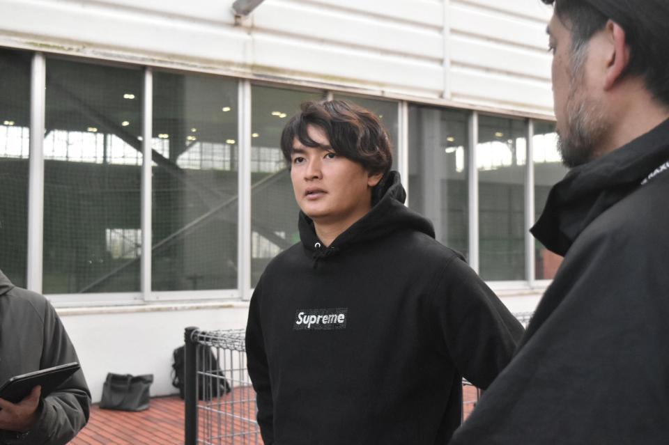 　契約を更改し、囲み取材に応じる大道