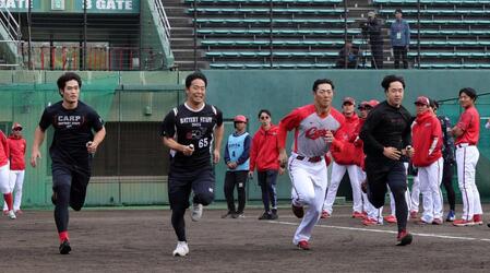 　４チームに分かれた投手野手混合リレーで、第１走者を務める（左から）斉藤、玉村、佐藤啓、佐藤柳（撮影・市尻達拡）