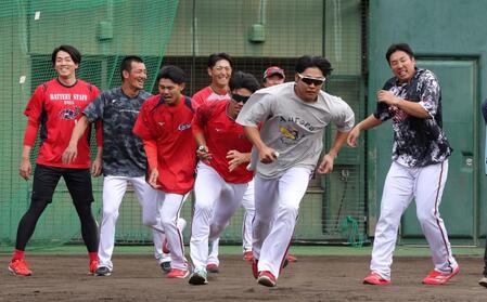 　投手野手混合リレーで、バトンを受け取り走る出す久保（右から２人目）と二俣（右から３人目）（撮影・市尻達拡）