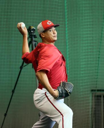 　ブルペンで投げ込む森（撮影・市尻達拡）