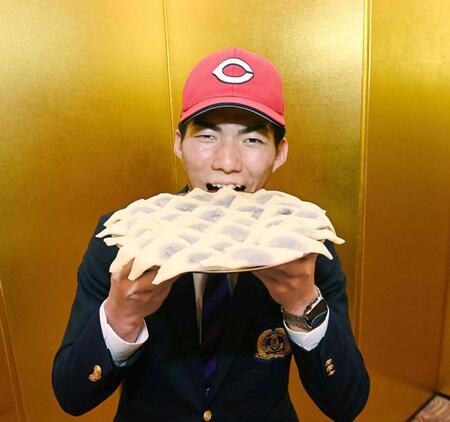 　これも食トレ！？京都名物の生八ツ橋を手に笑顔の赤木（撮影・西田忠信）