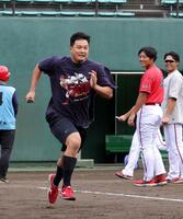 　投手野手混合リレーで、激走する森（撮影・市尻達拡）