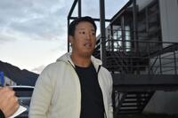 　契約を更改し、囲み取材に応じる塹江