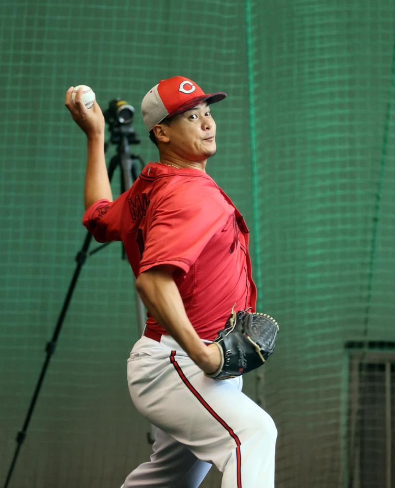 　ブルペンで投げ込む森（撮影・市尻達拡）