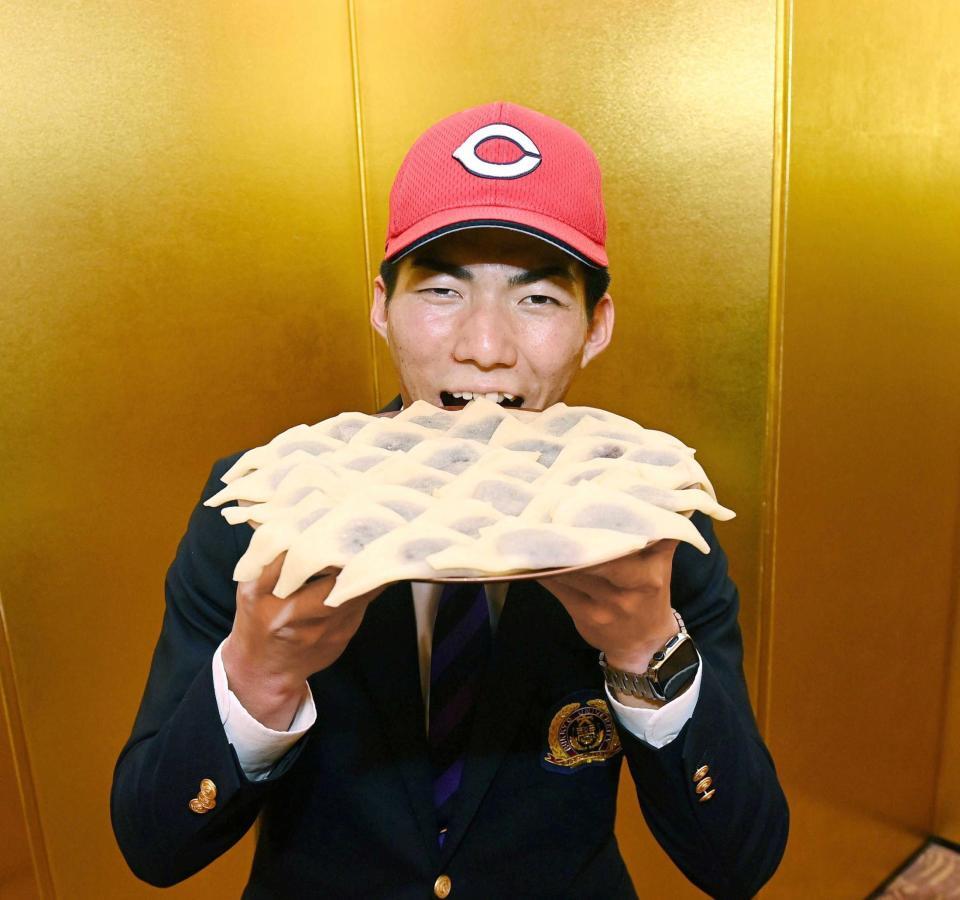 　これも食トレ！？京都名物の生八ツ橋を手に笑顔の赤木（撮影・西田忠信）