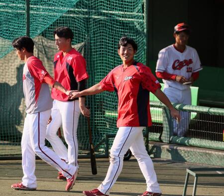 　練習を終え、久保に手を引っ張られながらグラウンドに出る渡辺。左から２人目は佐々木（撮影・市尻達拡）