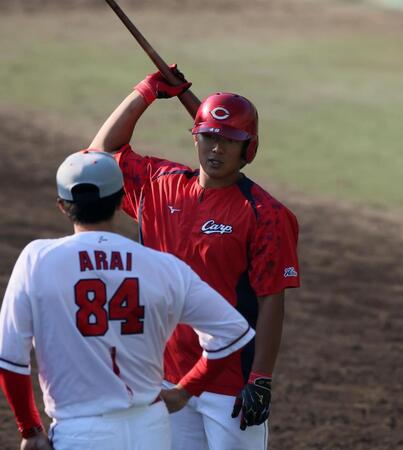 　紅白戦後の重点練習で新井打撃コーチと話をする渡辺（撮影・市尻達拡）