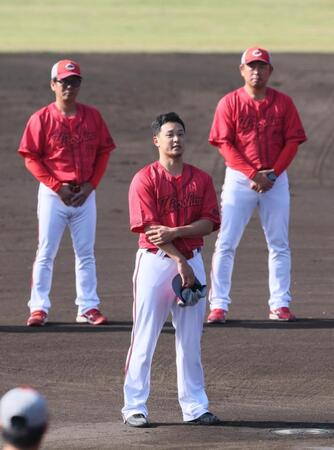 　秋季キャンプを打ち上げ、円陣の中心であいさつをする森（撮影・市尻達拡）