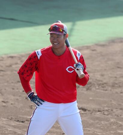 　打撃練習をする坂倉（撮影・市尻達拡）