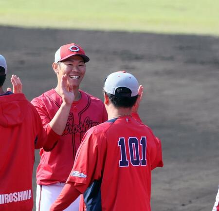 　秋季キャンプを終え、タッチを交わす坂倉（撮影・市尻達拡）