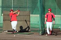 　佐々木（右）と同組で、打撃練習をする渡辺