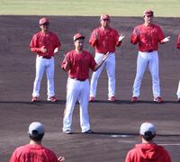 　秋季キャンプを打ち上げ、円陣の中心で一本締めの音頭を取る森（撮影・市尻達拡）