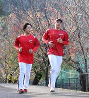 　球場の外周をランニングする佐藤柳（左）と小船（撮影・市尻達拡）