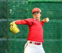 　キャッチボールをする佐藤柳（撮影・市尻達拡）