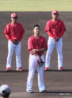 　秋季キャンプを打ち上げ、円陣の中心であいさつをする森（撮影・市尻達拡）