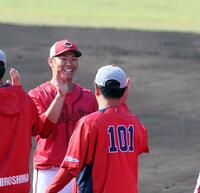 　秋季キャンプを終え、タッチを交わす坂倉（撮影・市尻達拡）