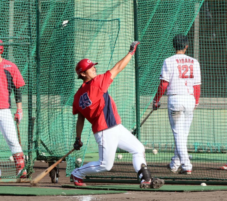 　紅白戦後の重点練習でバットを振り込む渡辺（撮影・市尻達拡）